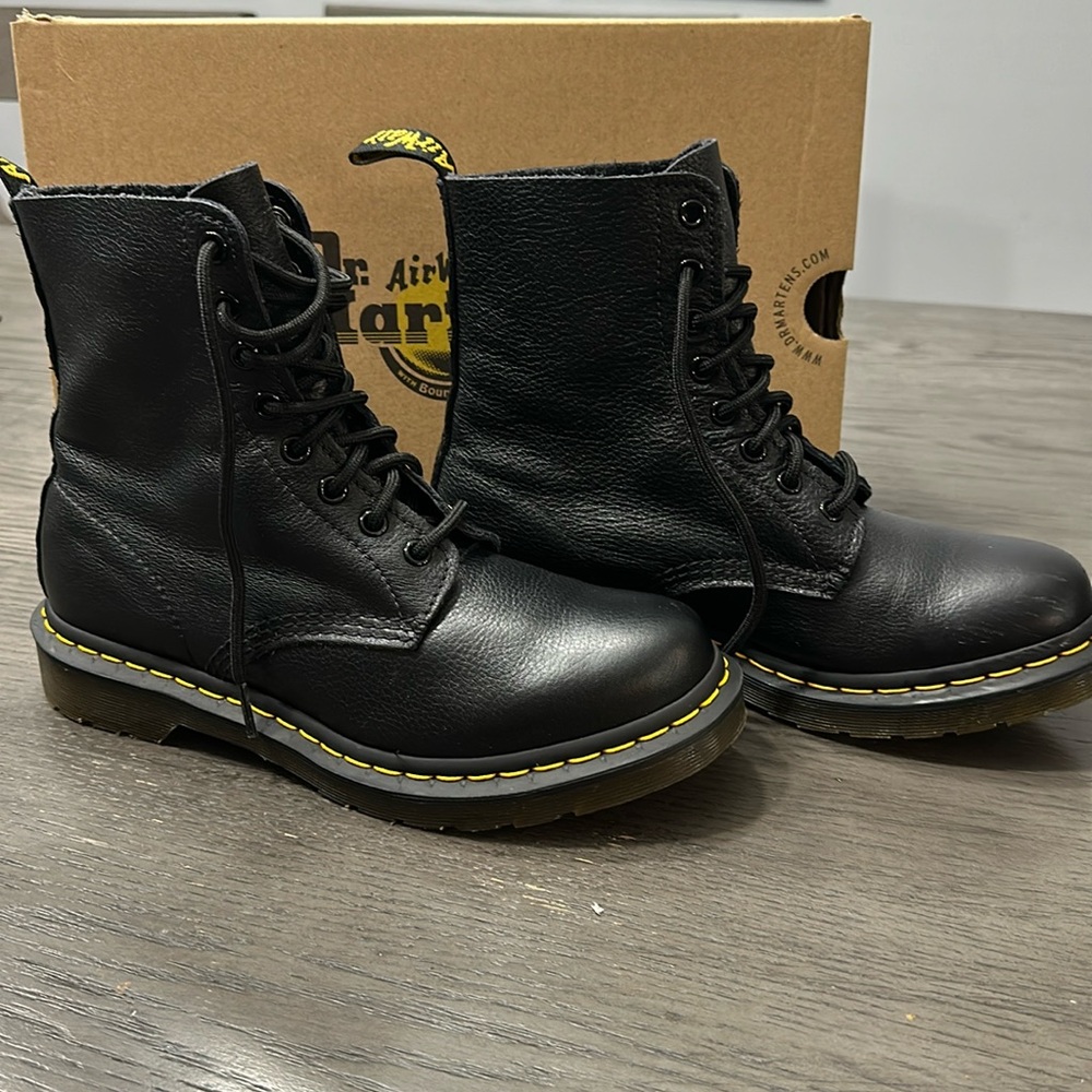 1450 Pascal Black Dr Martens (doc martens)- Like New!